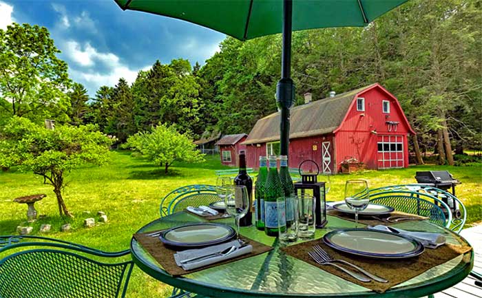 20 Acre Catskill Gem outdoor dining