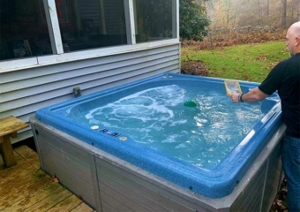 Appert Majestic River House hot tub