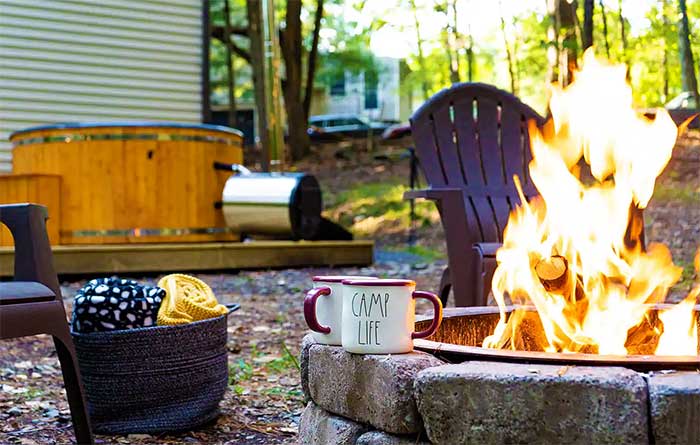 Arctic Getaway with Hot Tub fire pit