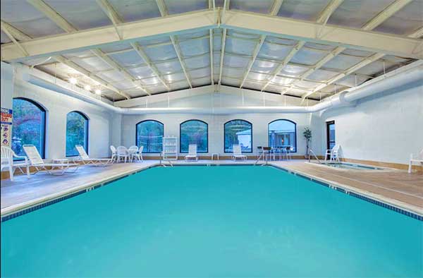 Baymont-Inn-&-Suites-Bartonsville-indoor-pool