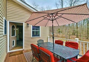 Big Bass Mountain Hideaway deck with dining table