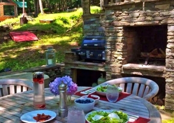 Bluestone Cabin Outdoor Dining and Fireplace