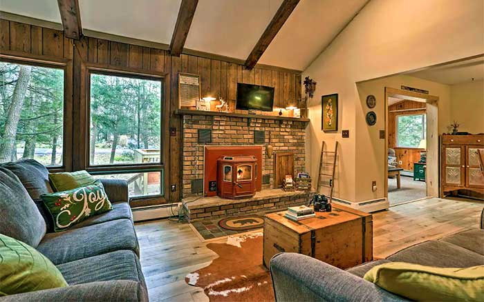 Brier Crest Woods rental house living room