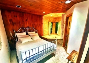 Cabin/Treehouse in Pocono Lake Bedroom