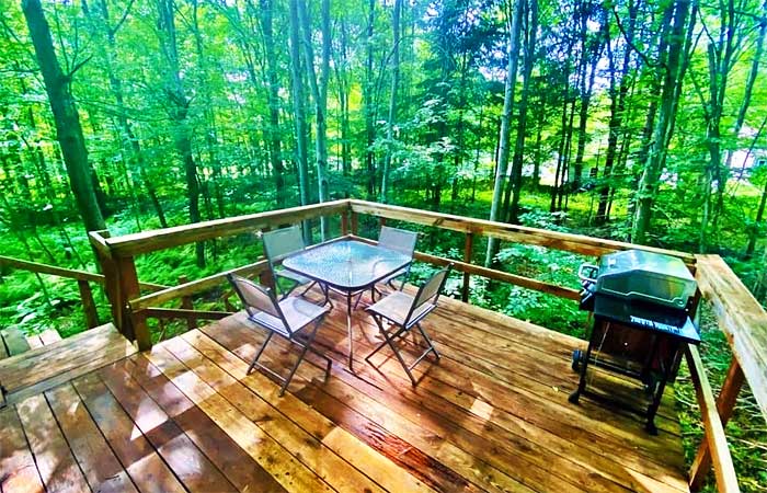 Cabin/Treehouse in Pocono Lake Deck