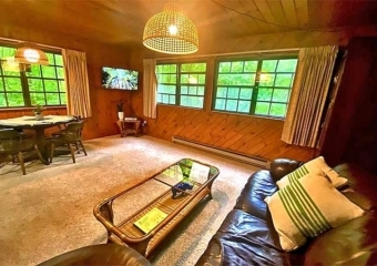 Cabin/Treehouse in Pocono Lake Living Room