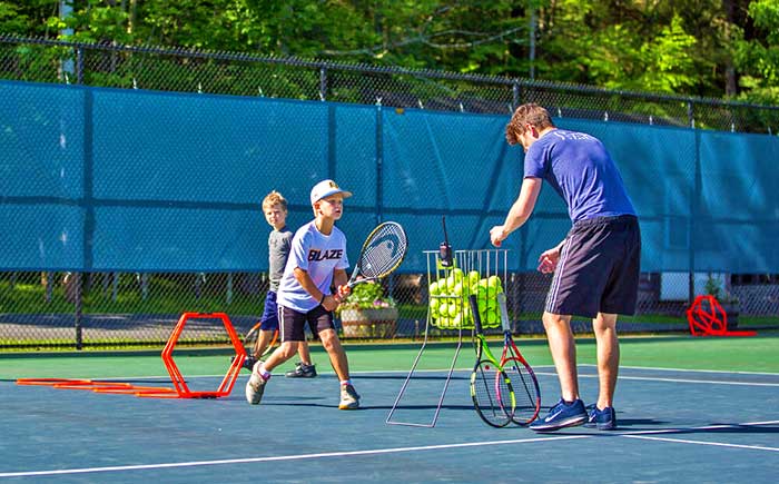 camp ihc tennis academy kid on court