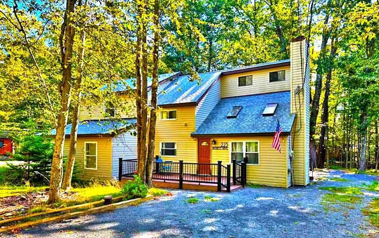 Charming Pocono Lake Retreat Exterior