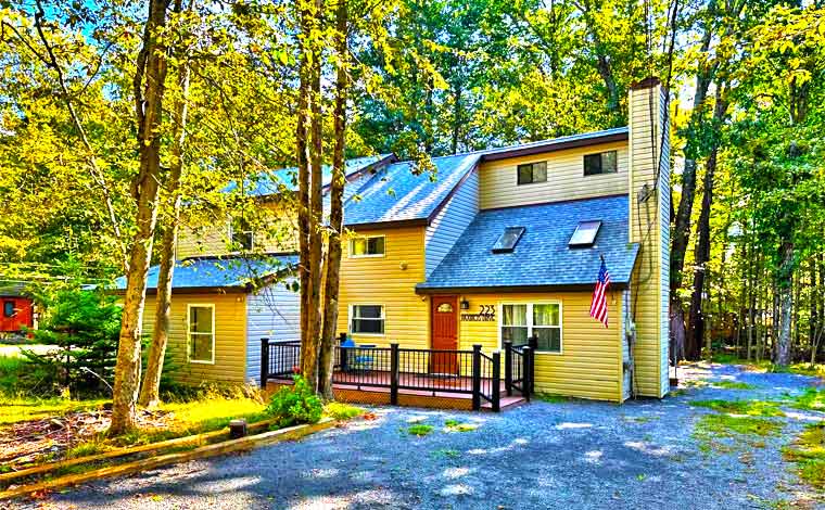 Charming Pocono Lake Retreat Exterior