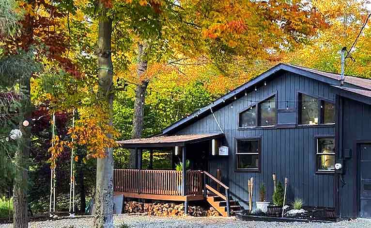 Charming Tobyhanna Chalet exterior