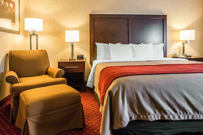 Comfort-Inn-Pocono-Lakes-guest-room-bed