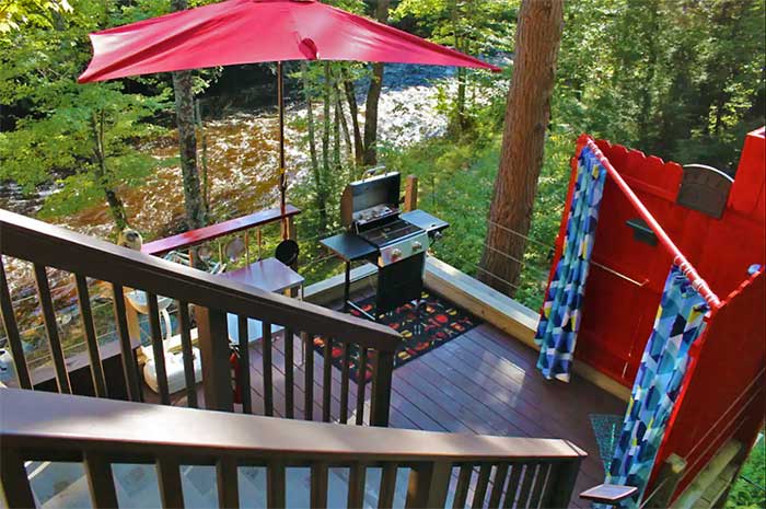 Cottage Cloud Treehouse deck with outdoor shower