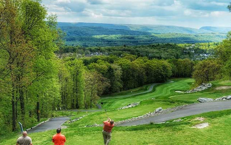Country-Club-of-the-Poconos-overlooking-mountains