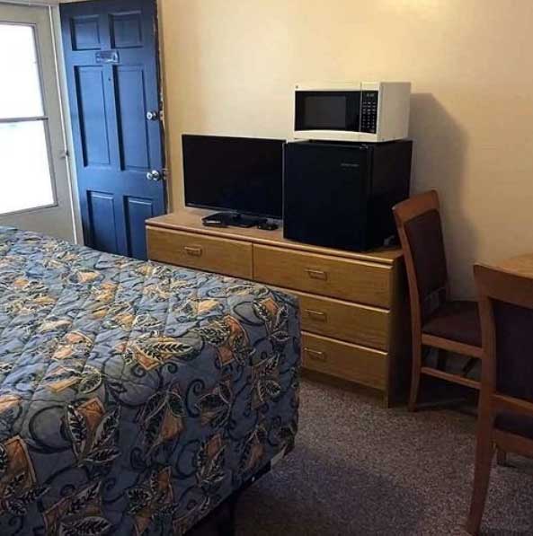 Country-Place-Inn-and-Suites-guest-room