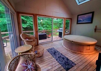 Cozy 3-Bedroom Townhouse Sunroom with Hot Tub
