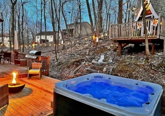 Cozy House with a Fairytale Treehouse Hot Tub and Fire Pit on Deck