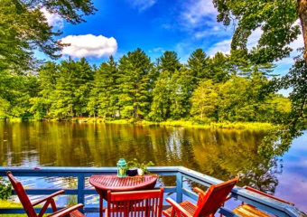 Cozy Lake House in Swan Lake Deck