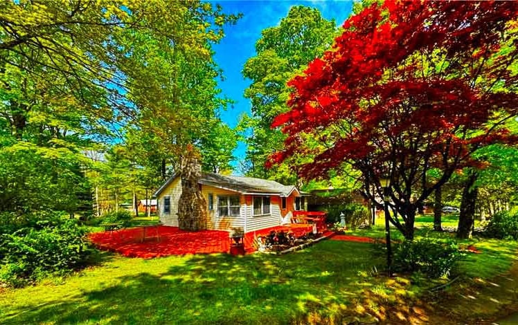 Cozy Year Round Smallwood Cabin Exterior