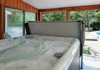 Cresco Pool House hot tub