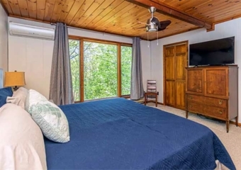 Deer Lodge in Lake Harmony bedroom