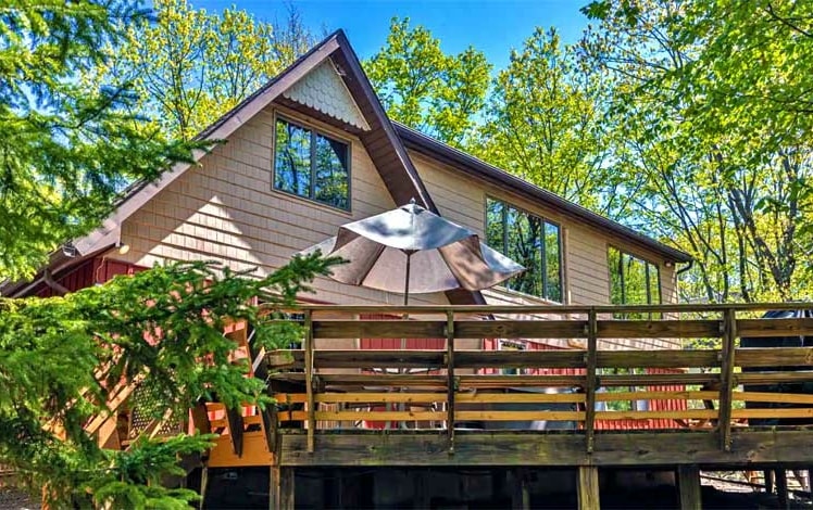 Deer Lodge in Lake Harmony exterior and deck