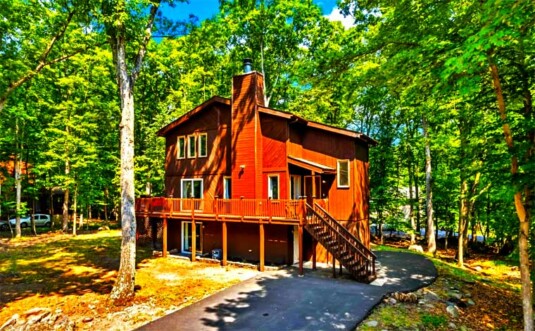 Delightful Mountain Chalet Exterior