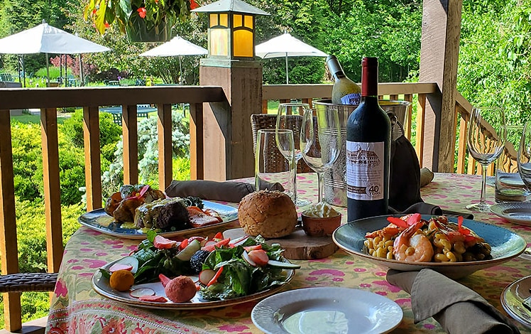 dining room at settlers inn on the deck