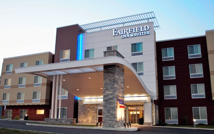 Fairfield inn & Suites Stroudsburg exterior carport
