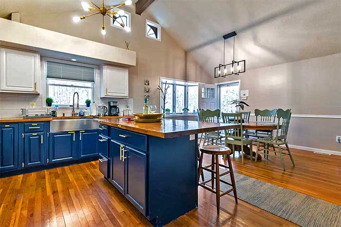 Fido Friendly Lakefront Villa Kitchen and Dining Table