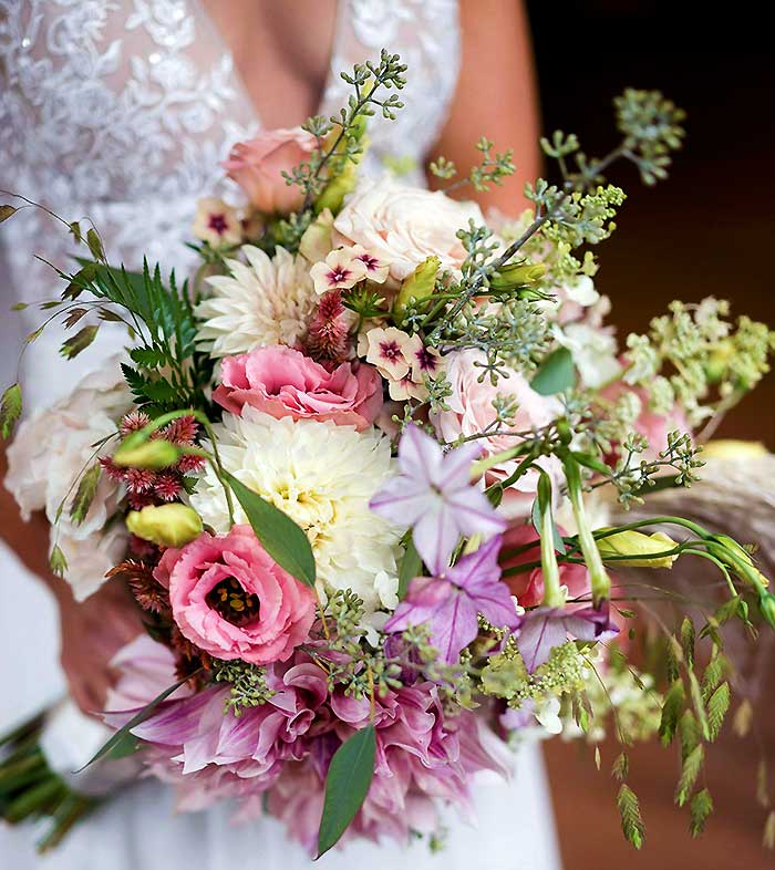 settlers inn wedding bride with bouquet