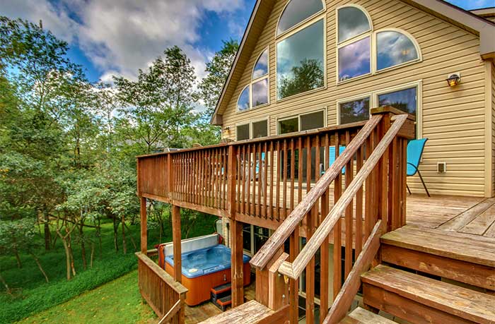 horizon house deck with hot tub