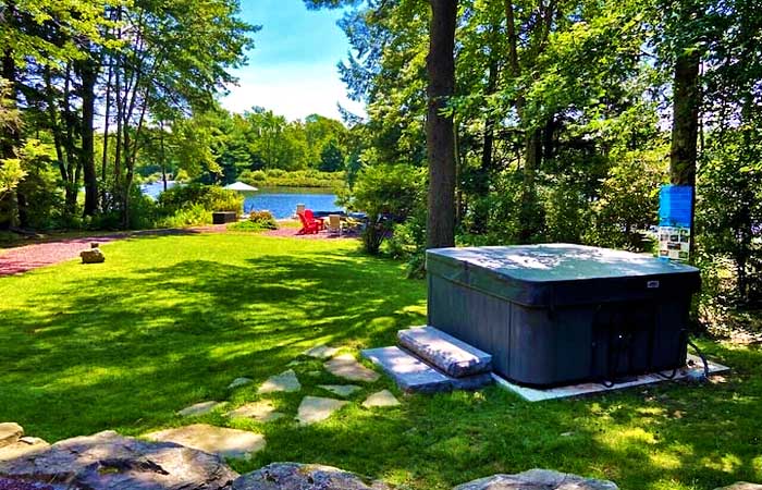 Lake Naomi Lakeside Hot Tub