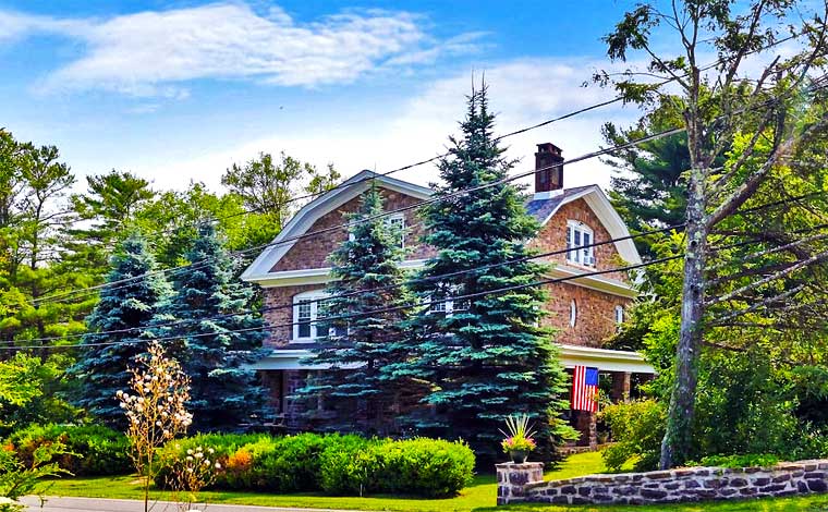 Lake Naomi Stone House Exterior