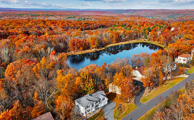 Lake View Pocono Getaway Lodge Exterior