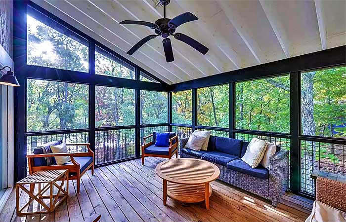 Lakeberry Screened-In Porch