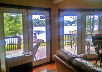 Lakefront Chalet near Camelback living room looking out on deck