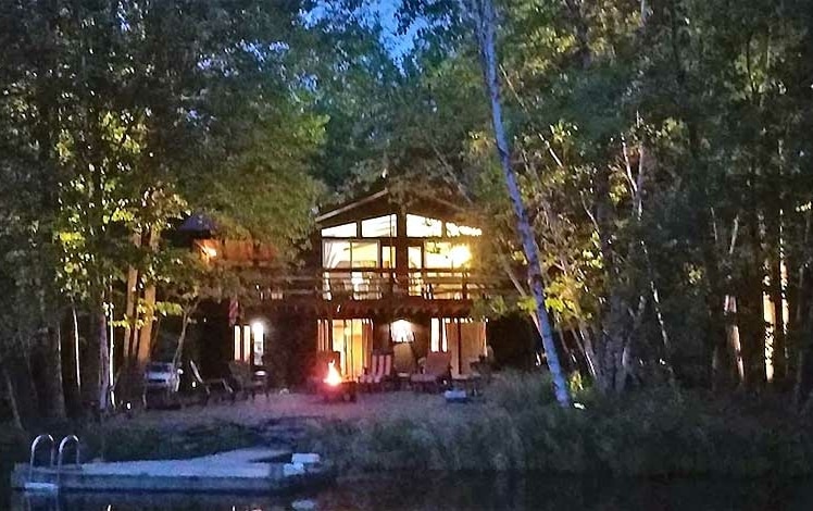 Lakefront House On Deer Lake exterior on lake