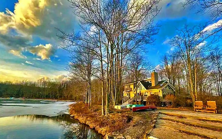 Lakefront Northern Retreat Exterior on Lakefront