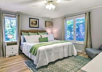 Lakefront Pocono Summit Retreat bedroom