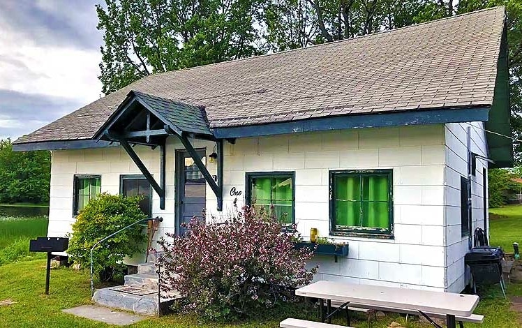 Lakefront Rustic Cabin exterior