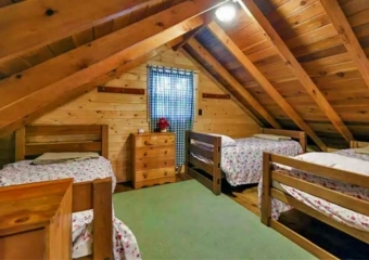 Lakeside Cabin #1 loft room beds