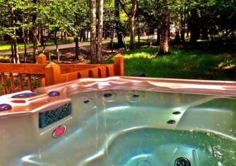 Lakeview Lodge hot tub