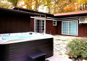 Lakeville Lakeside Home 7-person hot tub