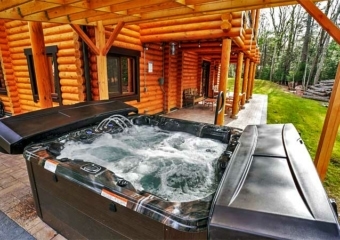 Log House Chalet Hot Tub