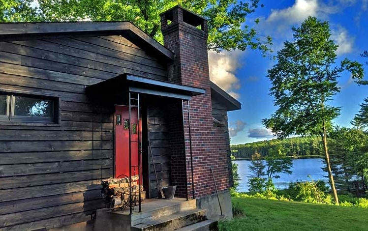 Lovely Narrowburg Lakehouse Exterior