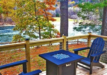 Luxurious River View Cabin deck