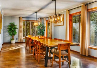 Luxury House in Henryville Dining Area