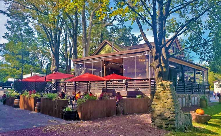 Mamma Lucia’s Pizzeria building and outdoor dining