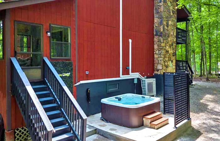 Modern Cabin Hosts 10 Hot Tub