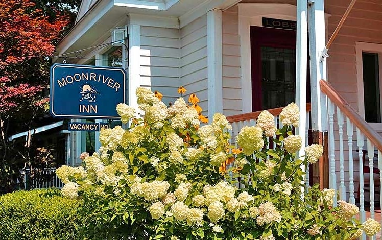 Moonriver Inn Front Exterior